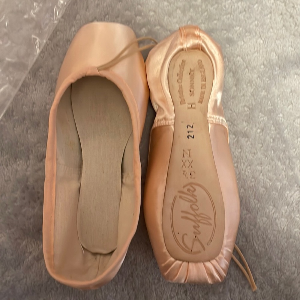 Suffolk pointe shoe